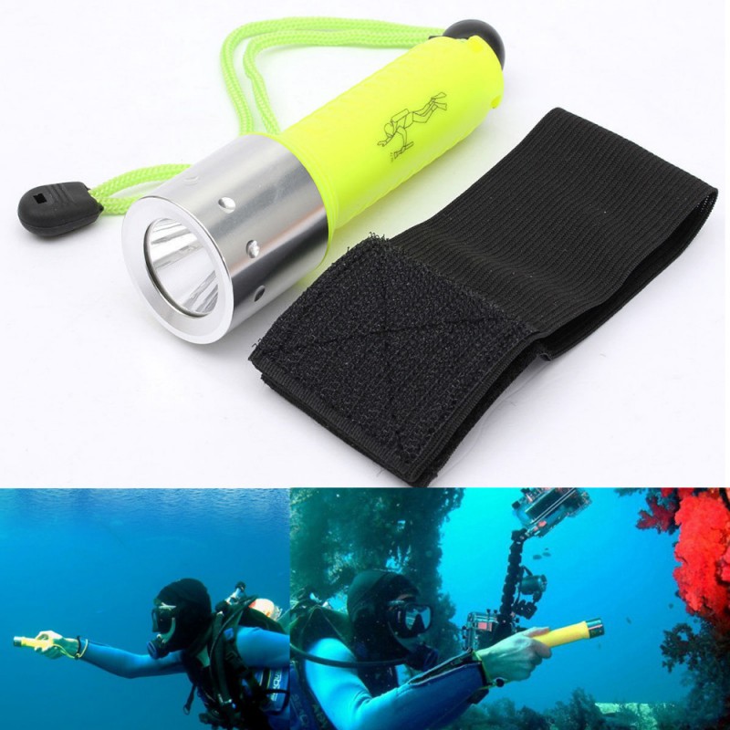 Đèn pin lặn dưới nước